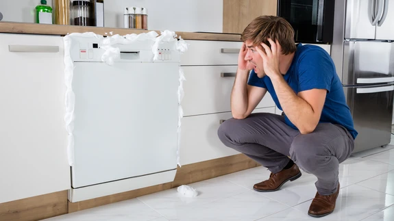 Katkine nõudepesumasin. Pilt on illustreeriv.