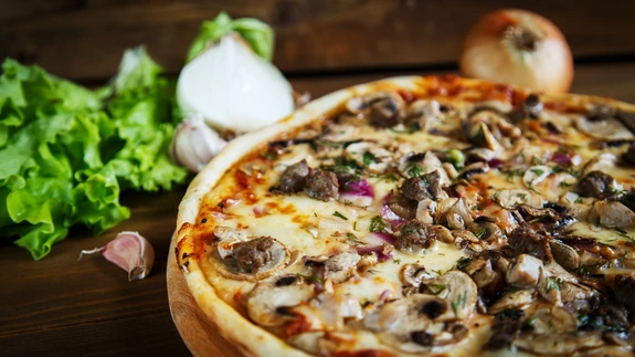 Juustune seenepitsa.