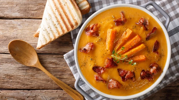 Kreemjas kõrvitsa kreemsupp ingveri ja suitsukalkuniga.