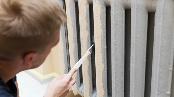 Radiaatori värvimisel võib kasutada nii veepõhiseid kui ka alküüdvärve