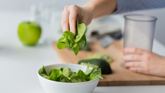 Spinati rasvlahustuvate koostisosade paremaks imendumiseks on toorsalatile soovitatav lisada veidi toiduõli.