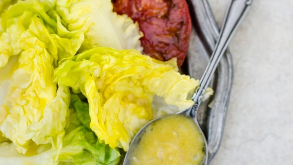 Kerge ja värskendav Lähis-Idast pärit salat, mis sobib nii eelroaks või suupistelauale, aga ka kala, liha või röstitud köögiviljade kõrvale.