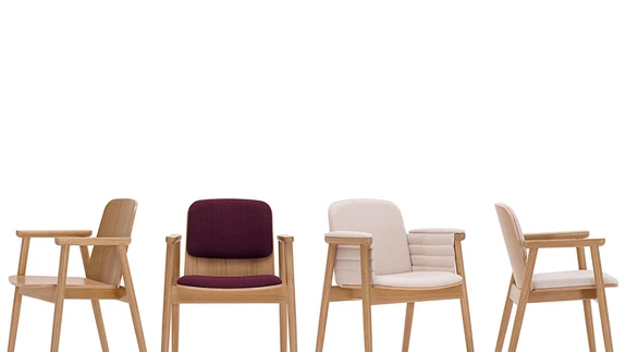 Erineva stiiliga toolid võiksid olla ühekõrgused.