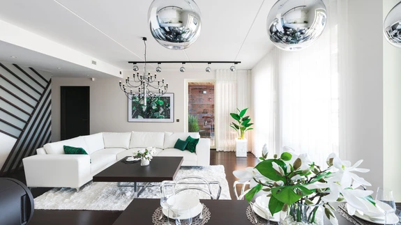 Hea ruumiprogrammiga korter sobib suurepäraselt suurele perele – avatud elutoas saab pere mugavalt koos olla, samal ajal kui magamistoad on eraldatud ja privaatsete pesuruumidega.