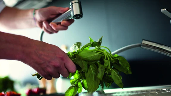 Väljatõmmatava voolikuga segistit on mugav kasutada.