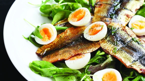 Suitsuräimesalat vutimunadega.