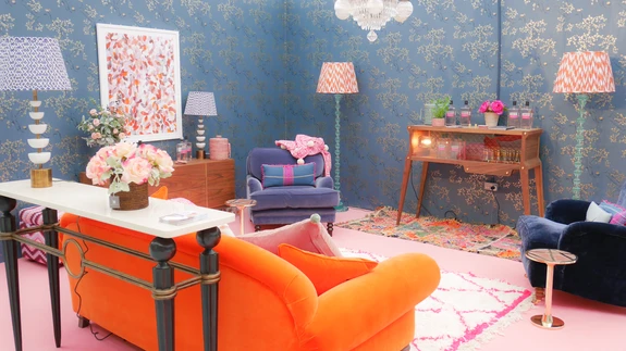 The Pink House sametmööbliga elutoas Londoni kodu- ja aiafestivalil oli pilgupüüdjaks mitte kamin, vaid kokteililaud.