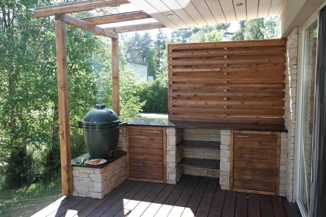 Väliköök: grill, töötasapind ja köögikapid