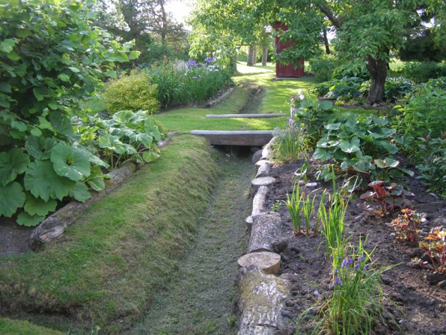 Kraavid on vajalikud kevadeti ja sügiseti liigvee ärajuhtimiseks. Need kaevas juba Pireti vanaisa. home-garden