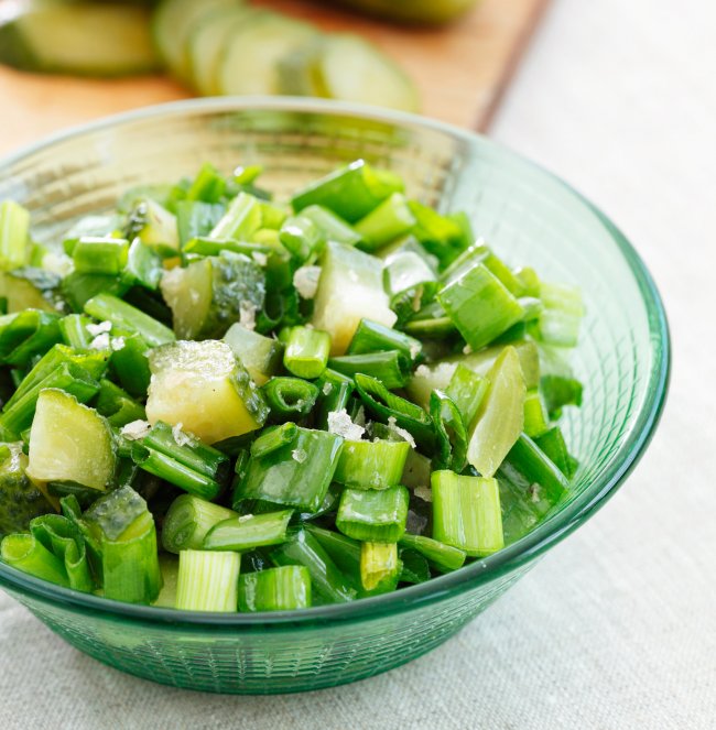 Rohelise sibula salat hapukurgiga.