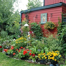 Ridaelamuasumis on naabri õueehitisest saanud varjuandev krundipiire.