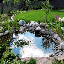 Õue ümber on kerge puittara, mis sobivalt varjab, aga ei muuda õue siiski mitte aedikuks