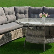 Laudade all on nutikad panipaigad—ka viimasel pildil. Laua kaas käib üles ning sees on ruum, kuhu esemeid saab paigutada. Galerii piltidel nurgadiivan Bolton ning komplektid Nova ja Shannon.