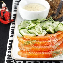 Suitsulõhe rukkileiva, kurgi ja sinepikastmega.