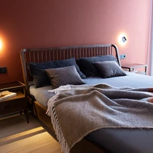 Voodi ja öökapid on valmistatud pählikpuust, lihtsad, aga samas paljuütlevad nii disaini kui materjalikasutuse poolest. Disainer Nathan Yong ja tootja Ethnicraft.