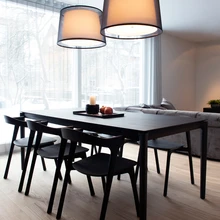 Belgia disainer Alain van Havre on andnud Ethnicrafti tammepuidust söögilauale, mil pikkust kaks meetrit, väga õhulise ja voolava vormi. Täispuidust toolid Bok on samast kollektsioonist.