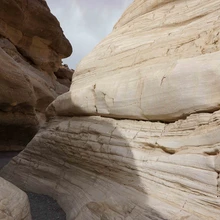 Eripalgeline Surmaorg. Justkui marmorist kanjon, mis viis ei tea kuhu.