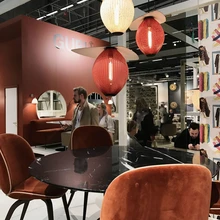 Veinipunase varjundid Gubi stendil – Modern Line diivanid, Beetle toolid, Satellite rippvalgustid