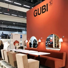 Veinipunase varjundid Gubi stendil – Modern Line diivanid, Beetle toolid, Satellite rippvalgustid