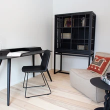 Kodukontori kirjutuslaud on Taani tootjalt PBJ Designhouse. Ethnicrafti tool Facette sobib nii koduseks töötooliks kui ka söögilaua taha. Sama tootja liugustega kummut Burung on tänu bambusustele väga kerge ja õhulise ilmega.