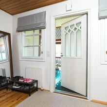 Ilus välisuks kaunistab ka esikut.