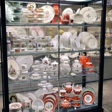 Linnamuuseumi kogus on rikkalikult Nikolai Langebrauni portselanitööstuse ja Kunstikombinaadi ARS toodangut.