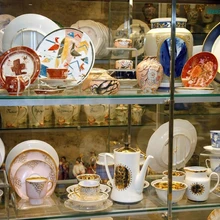 Linnamuuseumi kogus on rikkalikult Nikolai Langebrauni portselanitööstuse ja Kunstikombinaadi ARS toodangut.