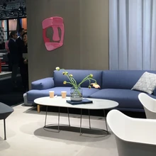 Pastelne Muuto stend, mille keskmes on uus Compose diivan