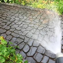 Kivide vahed puhastati umbrohust ja mullast ning kivid kasteti veega üle, et vuukimismass neile külge ei jääks.