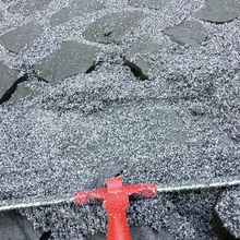 Saadud mass aeti laiali kivide vahedesse roobitsaga. Lõpptulemuseks oli sile põrand.