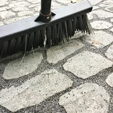 Kivisillutis viimistleti nii, et harjati kivid puhtaks kivi keskelt vahede suunas.