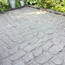 Valmis pind kivines ööpäeva jooksul – muidugi tuli seda kuivana hoida. Töö teostaja lubas, et pinna lõplik koormustaluvus on saavutatud nädal pärast kivivahede täitmist.