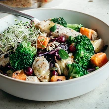 Kanasalat brokoli ja bataadiga.